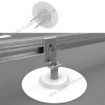 Weldable base plate with L-foot and mounting rail on a TPO/PVC membrane roof